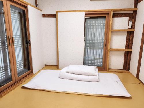 um quarto com um sofá branco num quarto com janelas em Wolamjae em Gyeongju