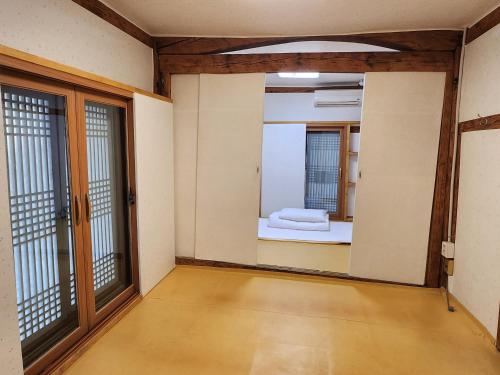 een kamer met uitzicht op een kamer met een raam bij Wolamjae in Gyeongju