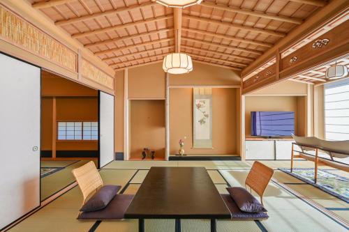 uma sala de jantar com mesa e cadeiras em ふきや旅館 Fukiya Ryokan em Yugawara