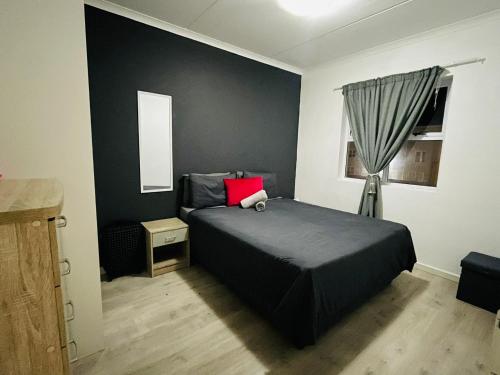 Кровать или кровати в номере Cozy corner apartment Muizenberg