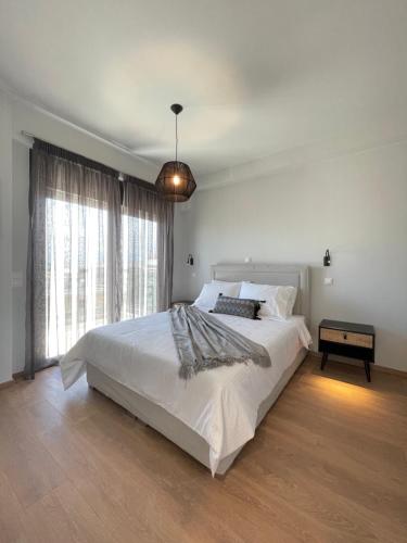 Кровать или кровати в номере Athenean Oasis in Ellinikon