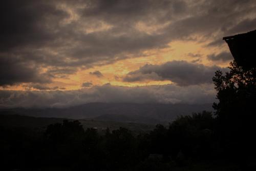 a cloudy sky with a sunset in the mountains at San Julio Campestre in Borrero Ayerbe