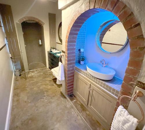 La salle de bains est pourvue d'un lavabo et d'un miroir. dans l'établissement Buffels Place, à Pretoria