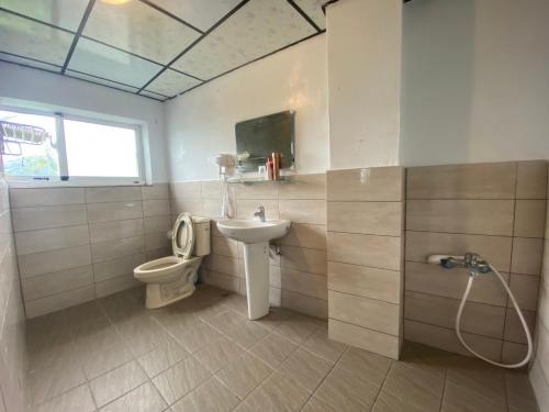 łazienka z toaletą i umywalką w obiekcie A-Lang Homestay w mieście Lanyu
