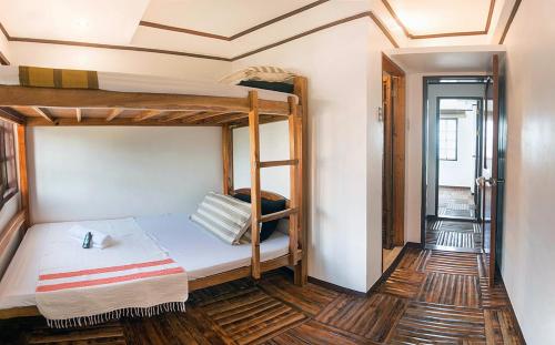 Cette chambre comprend 2 lits superposés et un couloir. dans l'établissement Marina 4Rooms, à San Vicente
