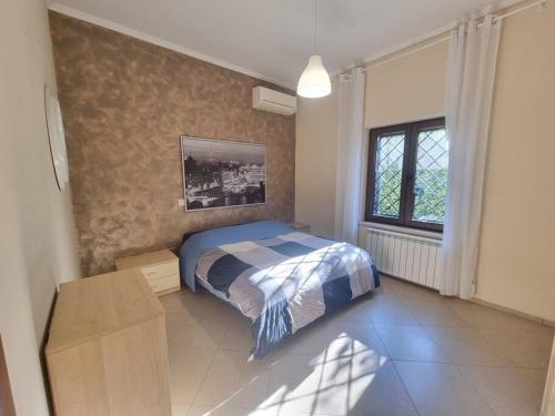 - une chambre avec un lit et une grande fenêtre dans l'établissement Ottimo appartamento alle porte di Roma!, à Rome
