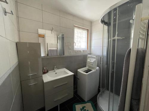 Ванна кімната в Maison dans le centre Historique de Gréoux - Idéale cures thermales