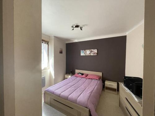 Ένα ή περισσότερα κρεβάτια σε δωμάτιο στο Maison dans le centre Historique de Gréoux - Idéale cures thermales