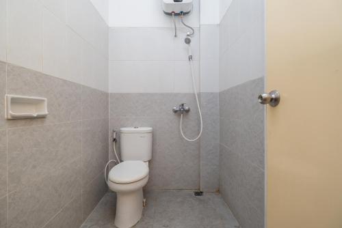 een badkamer met een toilet en een douche bij Grha Rahadi 2 Wiyung RedPartner in Surabaya