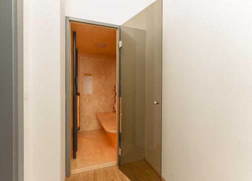 una puerta abierta a un baño con aseo en Appartementhaus Modern Art by Schladming-Appartements, en Schladming