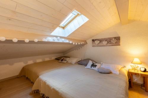 Säng eller sängar i ett rum på La Cordée des Angles - Studio mezzanine