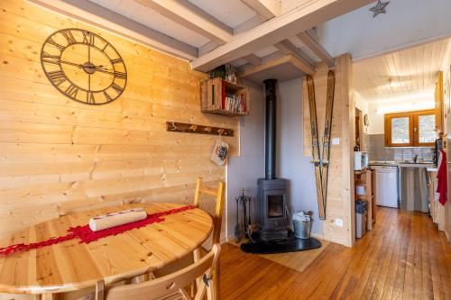 Cette chambre est dotée d'un mur en bois avec une horloge. dans l'établissement La Cordée des Angles - Studio mezzanine, aux Angles