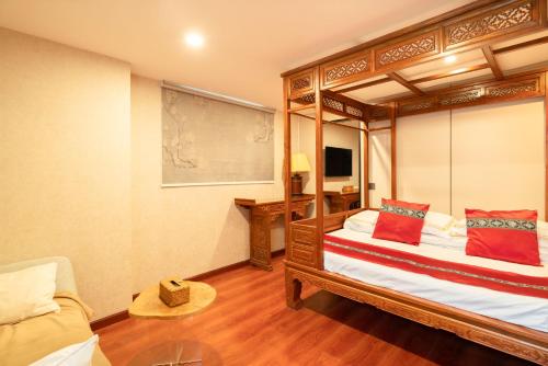 Ένα ή περισσότερα κρεβάτια σε δωμάτιο στο Beijing Rong Courtyard Boutique Hotel