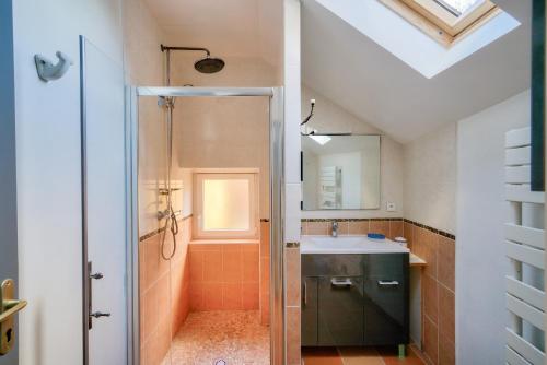 une salle de bain avec un lavabo et une douche dans l'établissement Maison face à l'océan avec vue mer à Penmarc'h, à Penmarcʼh