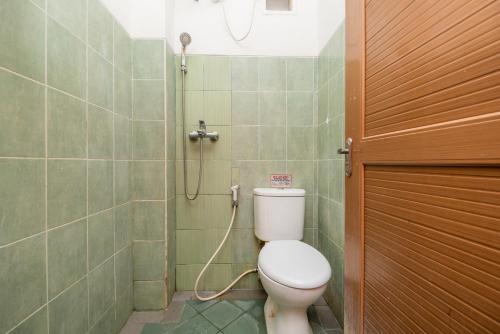 een badkamer met een toilet en een douche bij RedDoorz Plus @ Gunungsari Surabaya in Kedurus