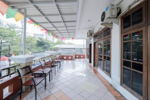 Restaurace v ubytování RedDoorz Plus @ Gunungsari Surabaya