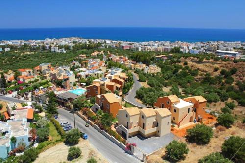 eine Luftansicht einer Stadt mit Gebäuden und dem Meer in der Unterkunft Dia Apartments in Hersonissos