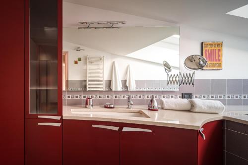米蘭的住宿－Accomodo MIT39 Trivano San Siro，一间带水槽和镜子的浴室