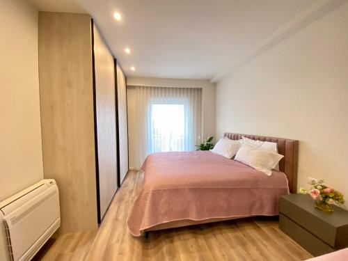 sypialnia z łóżkiem i oknem w obiekcie Delight Apartment w Tiranie