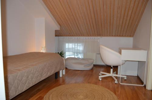 - une chambre avec un lit, un bureau et une chaise dans l'établissement Apartment Vuokatin Taika 2, à Vuokatti