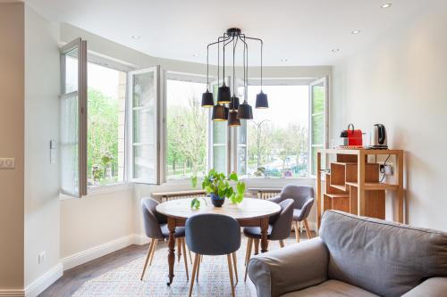 a living room with a table and chairs at Les appartements de Chantilly - gare in Chantilly