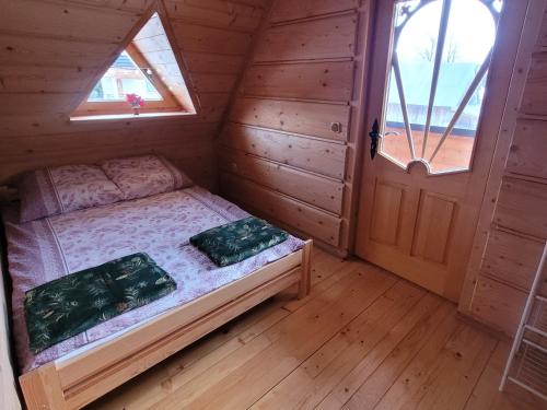 um quarto com uma cama num camarote com janelas em Domek u Beaty em Dzianisz