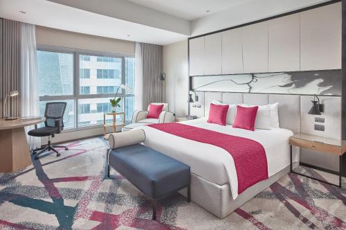Katil atau katil-katil dalam bilik di Crowne Plaza Manila Galleria by IHG