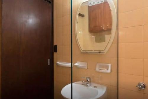 La salle de bains est pourvue d'un lavabo et d'un miroir. dans l'établissement 2 Departamento pleno Centro todo equipado, à Córdoba