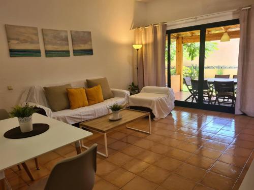 salon z kanapą i stołem w obiekcie Vivienda Vacacional Orquidea w Corralejo