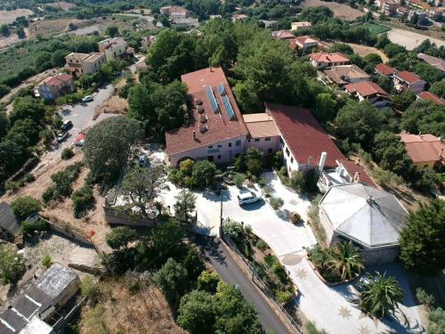 una vista aerea di una grande casa con un edificio di OASI FRANCESCANA SANT'IGNAZIO DA LACONI a Làconi