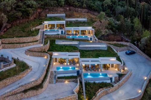 een luchtzicht op een huis met verlichting bij Z 4 LUXURY VILLAS in Lefkada