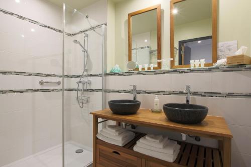 a bathroom with two sinks and a shower at Le Clos du Moulin in Vaudemanges