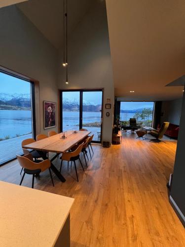 Bilde i galleriet til Modern house by the Fjord in Sandane, Nordfjord. i Sandane