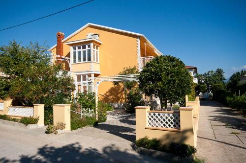 Nur 450 Meter zum Feinkieselstrand