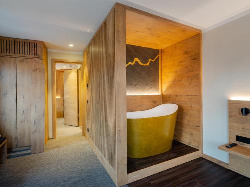 a room with a yellow bench in a wooden wall at NASHI Rooms in Erfurt