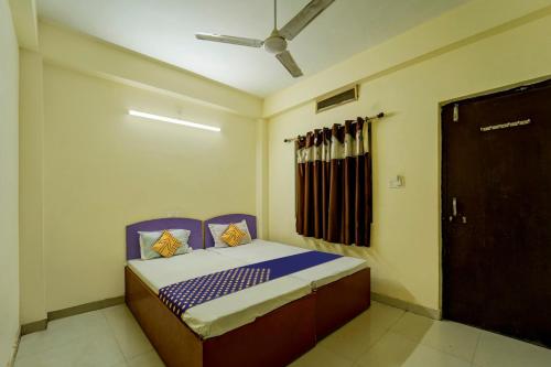 Кровать или кровати в номере SPOT ON Tirupati Guest House
