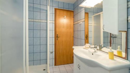 a bathroom with a sink and a mirror at Charmantes Ferienhaus 200 Meter zum Strand in Baška