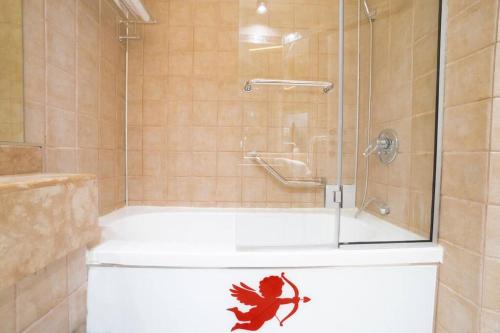 uma casa de banho com um chuveiro e um peixe na banheira em Sweet Love - דירה מהממת על הים עם נוף em Bat Yam
