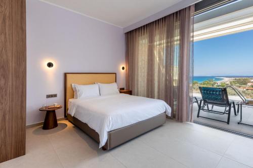 ein Schlafzimmer mit einem Bett und einem großen Fenster in der Unterkunft Z 4 LUXURY VILLAS in Lefkada Town