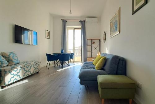 Le Case di Ale في ساليرنو: غرفة معيشة مع أريكة وكرسي