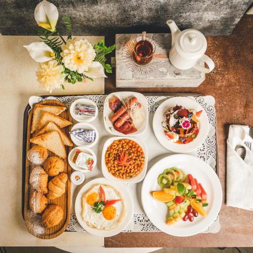 a tray filled with different types of breakfast foods at استراحة الفيحاء AL Feyhaa Resthouse in Samail