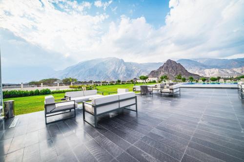 a patio with couches and a view of mountains at استراحة الفيحاء AL Feyhaa Resthouse in Samail