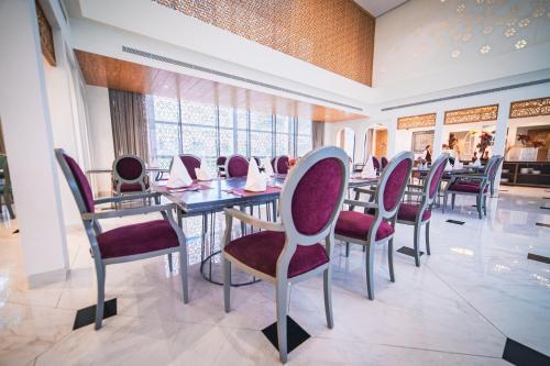a dining room with a long table and chairs at استراحة الفيحاء AL Feyhaa Resthouse in Samail