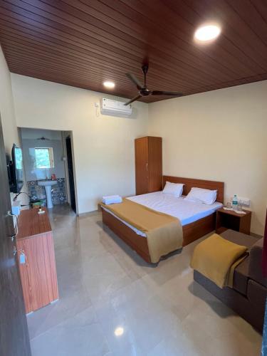 una grande camera con due letti e un divano di VRISA Mountain Retreat a Pune