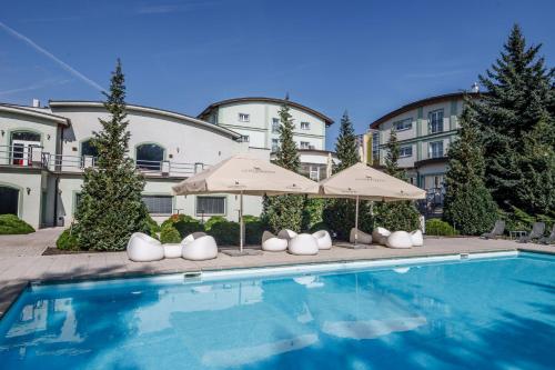 basen przed budynkiem z parasolami w obiekcie Parkhotel Plzen Congress Center w Pilznie