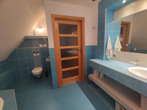 La salle de bains est pourvue d'un lavabo et de toilettes. dans l'établissement Zielony Zakątek, à Piechowice