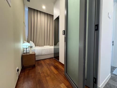 Postel nebo postele na pokoji v ubytování Royce KLCC Kuala Lumpur City Centre by Dormeo Destinations