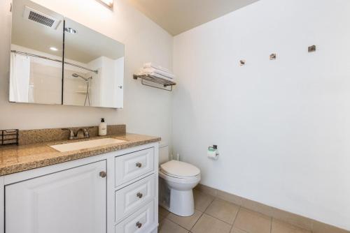 biała łazienka z toaletą i umywalką w obiekcie East Village 1br w rooftop nr park bars SAN-40 w mieście San Diego
