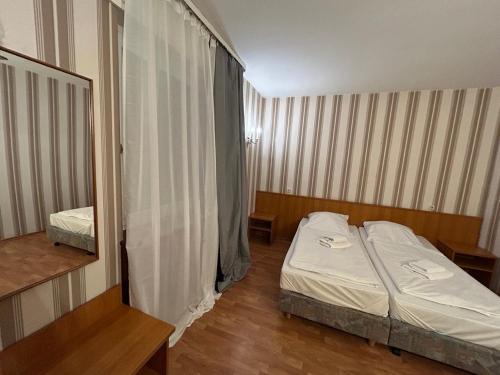 - une petite chambre avec un lit et un miroir dans l'établissement WestEnd#206, à Francfort-sur-le-Main