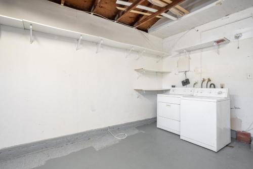 cocina con paredes blancas y electrodomésticos blancos en Concord 3br w backyard patio nr Mt Diablo SFO-1579, en Concord